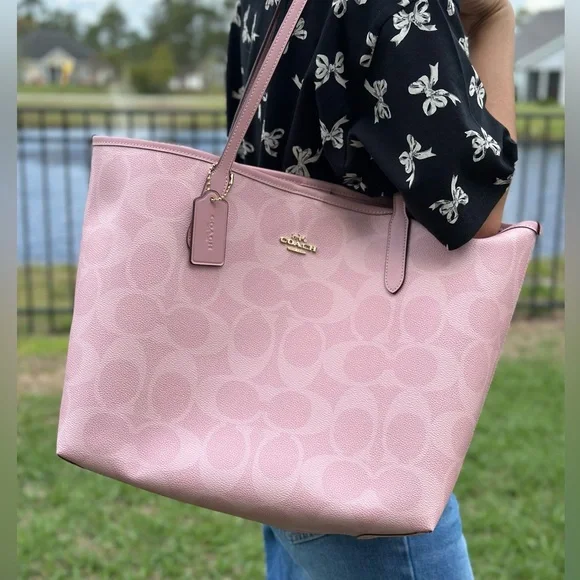 バッグ Coach Pink Canvas Signature Tote Bag Coach Pink Signature Coated Canvas Avenue Tote Coach | TLC US